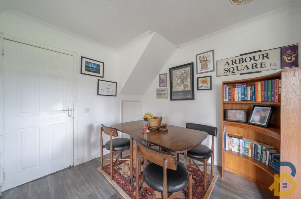 2 bed flat for saleCreasey Close, Hornchurch RM11 photo 4