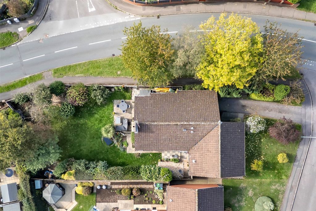 3 bed bungalow for salePinaster Close, Honiton, Devon EX14 photo 2