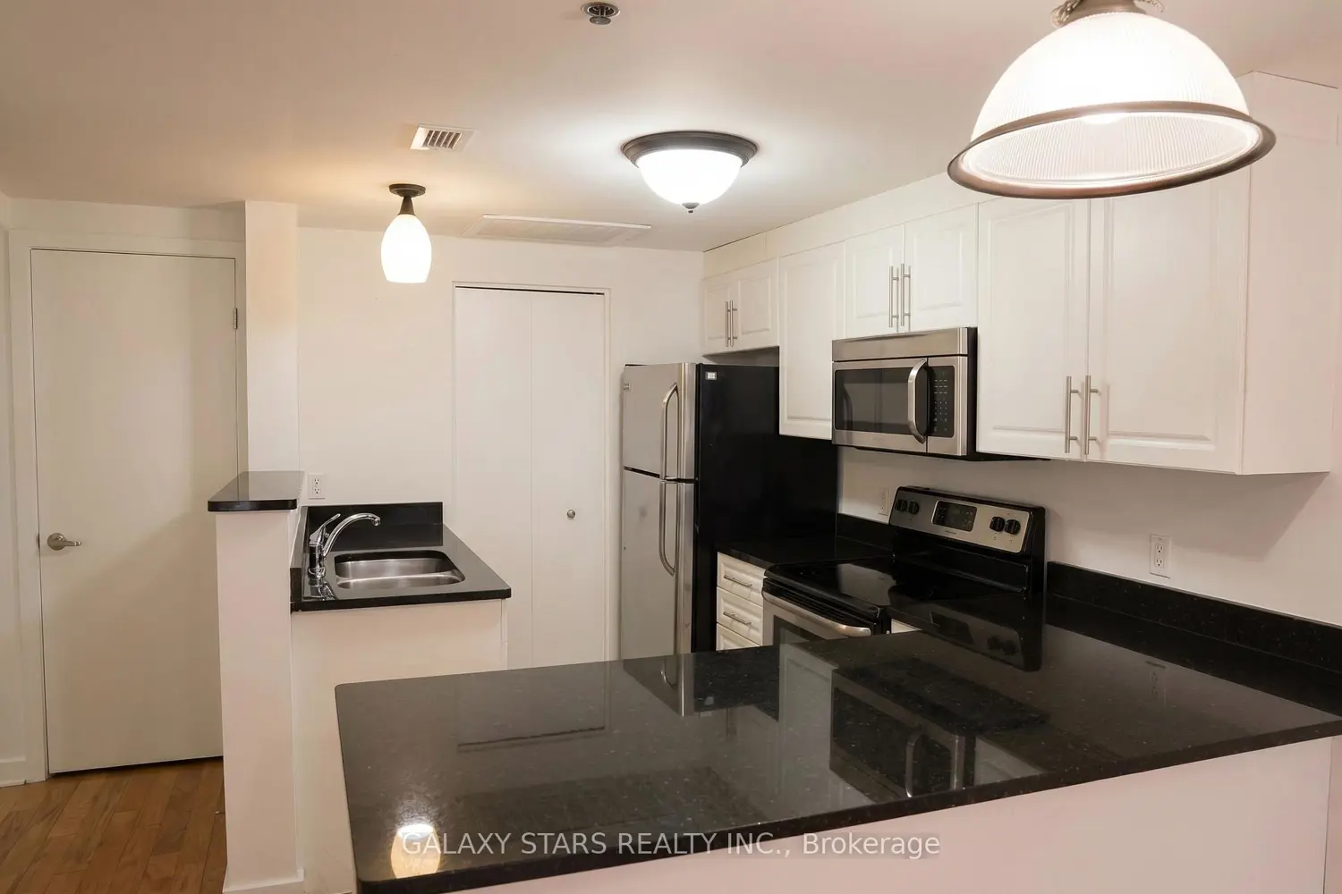 458D King Edward Avenue 209 photo 5
