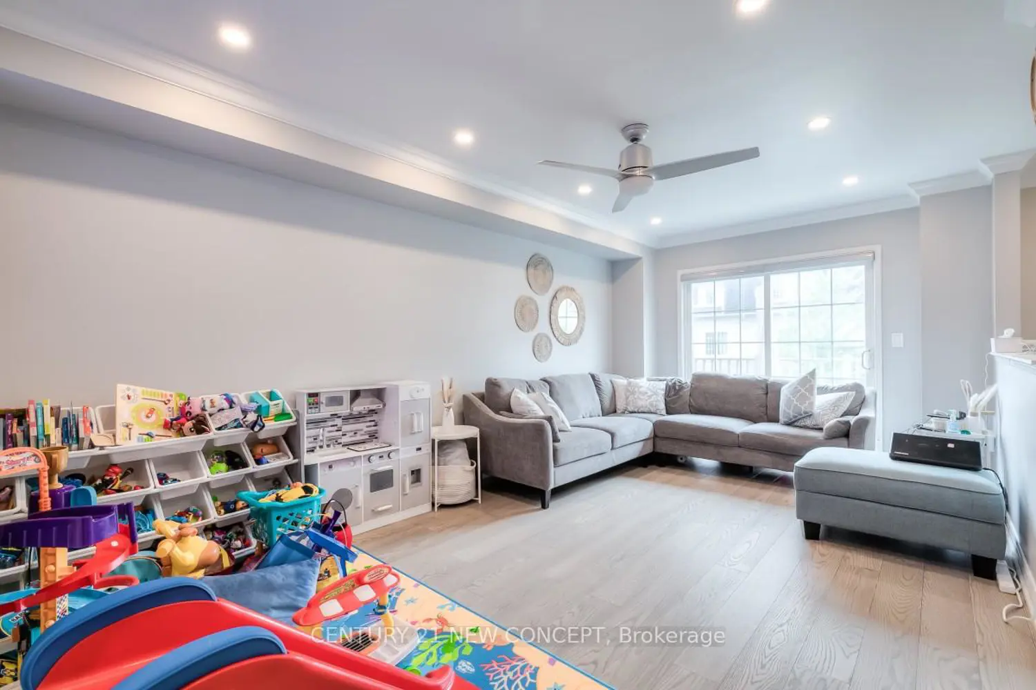 735 Sheppard Avenue 33 photo 3