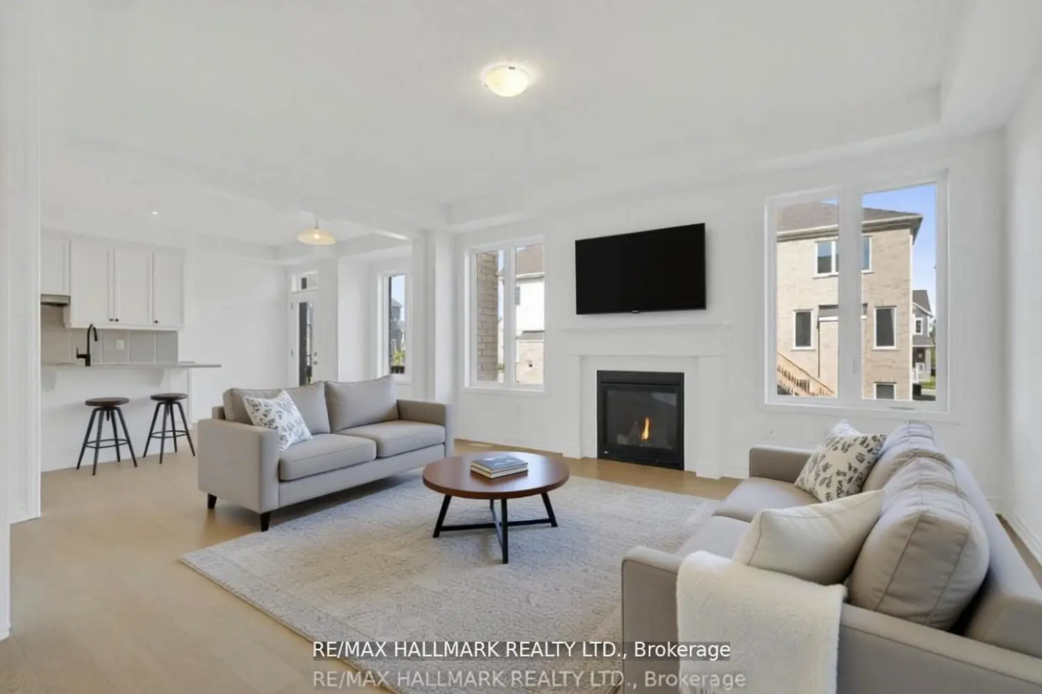 634 Newlove Street photo 3