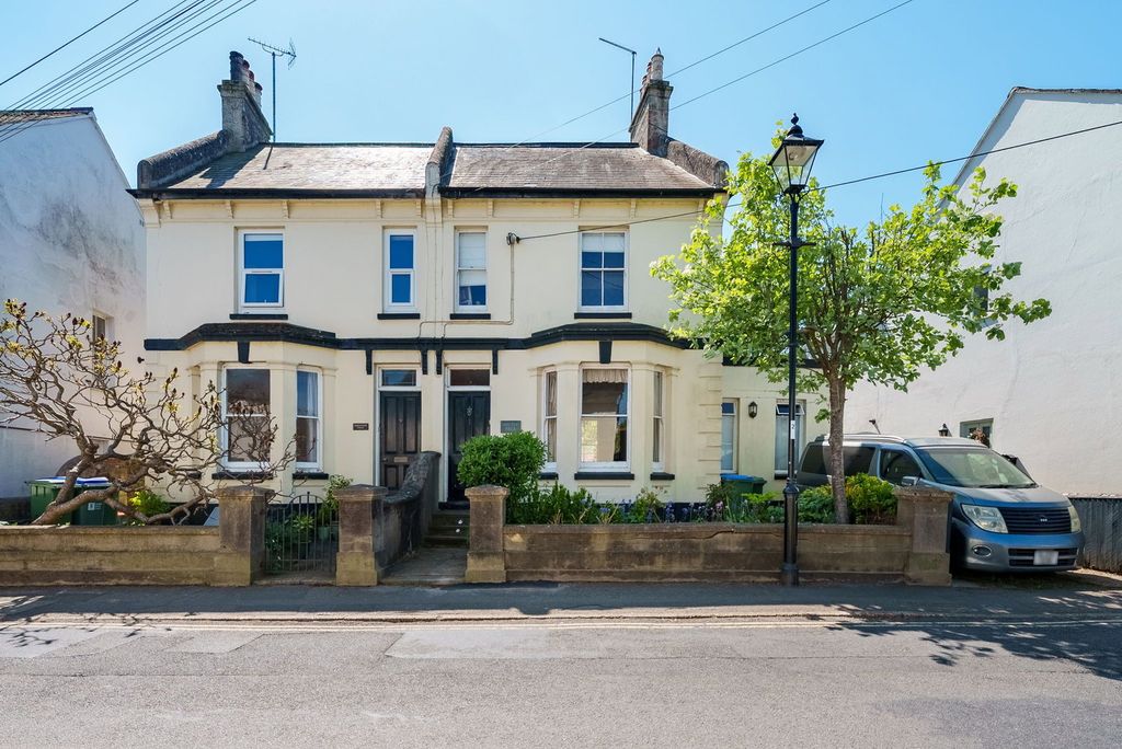 4 bed semi-detached house for saleChurch Street, Henfield BN5