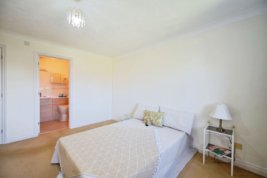 Additional image 14 of 3 bed flat for saleSea Front, Hayling Island, Hampshire PO11