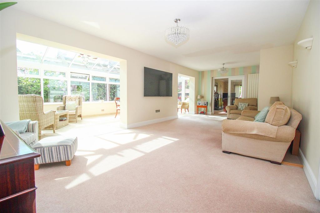 5 bed detached house for saleCommonside Road, Harlow CM18 photo 2