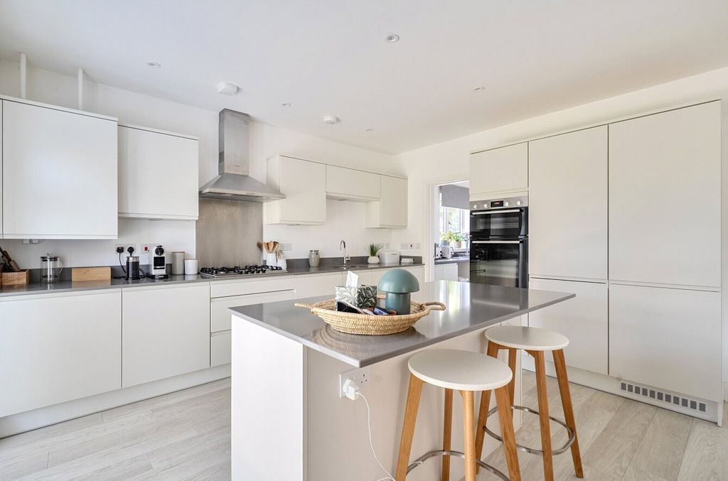 Additional image 5 of 5 bed detached house for saleUnwin Close, Hook, Hampshire RG27