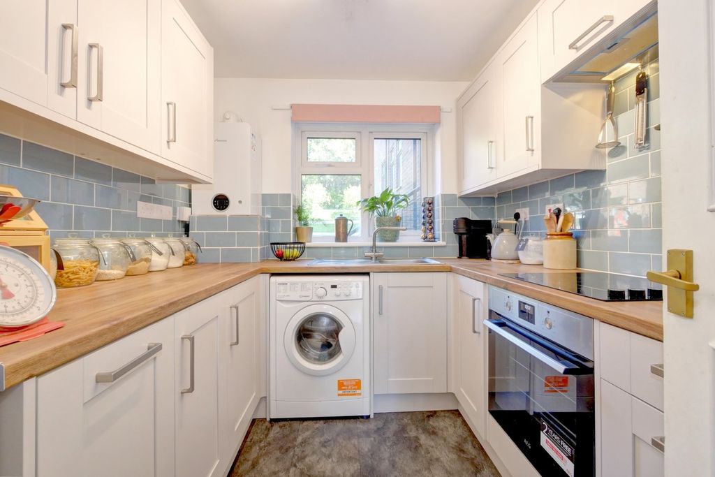 2 bed flat for saleMutton Hall Hill, Heathfield TN21 photo 3