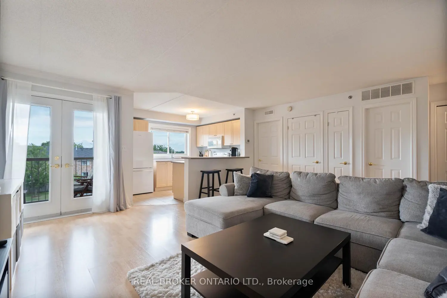 4450 Fairview Street 304 photo 3