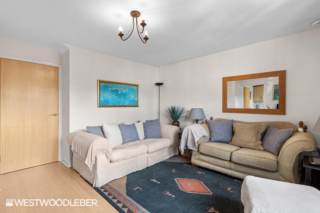 Additional image 4 of 3 bed flat for salePlomer Avenue, Hoddesdon EN11