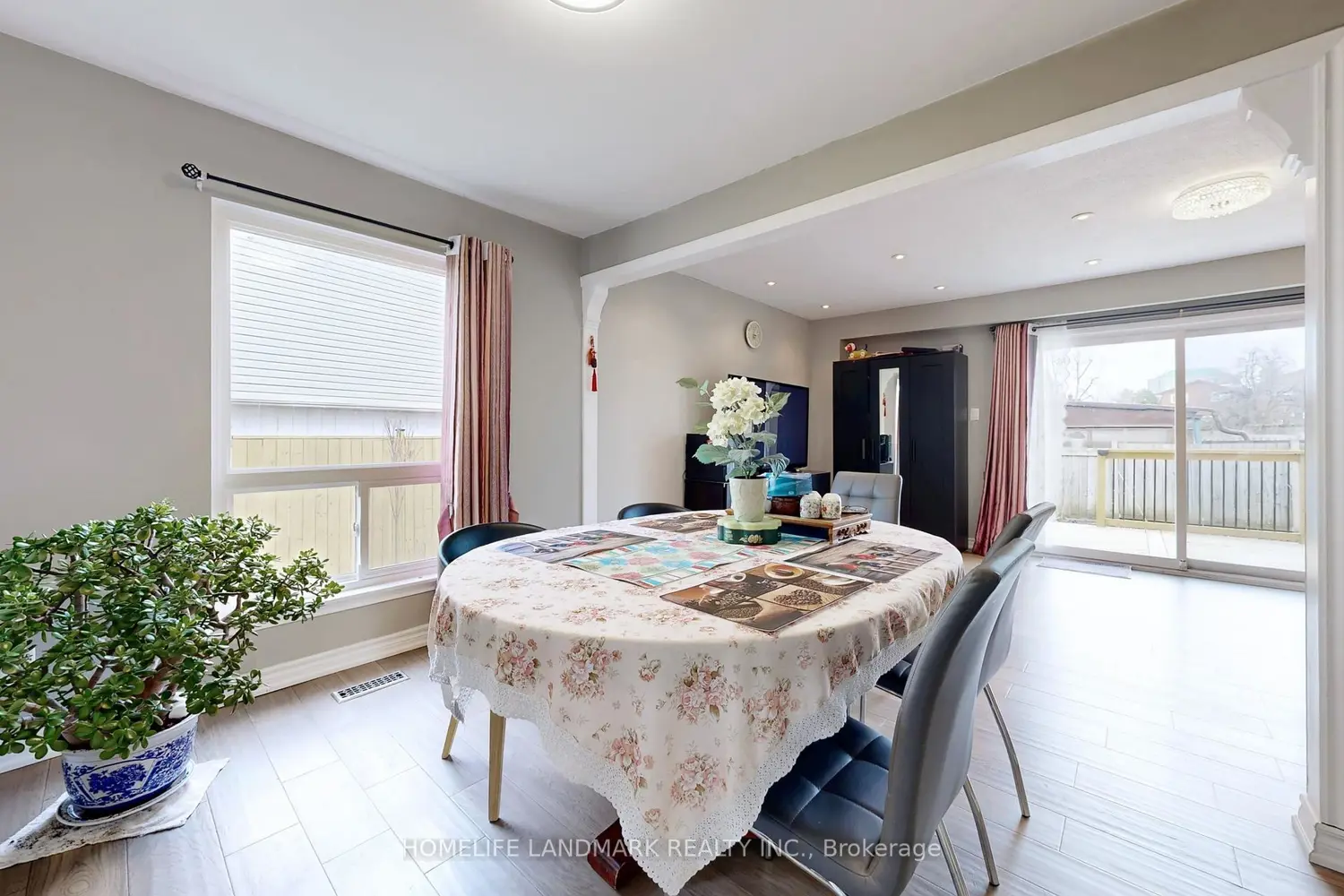 75 Dragoon Crescent photo 4