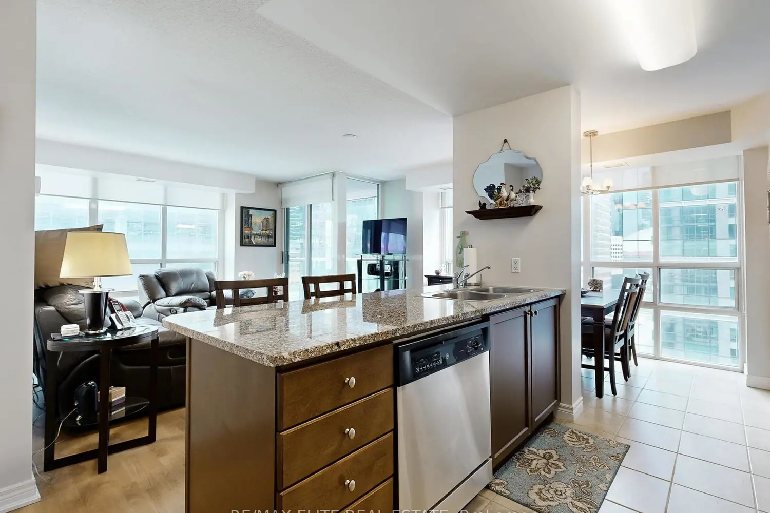 Additional image 15 of 30 Grand Trunk Crescent 1806