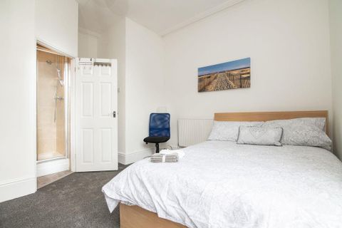 Summerfield Crescent, Edgbaston, Birmingham B16, Room to rent