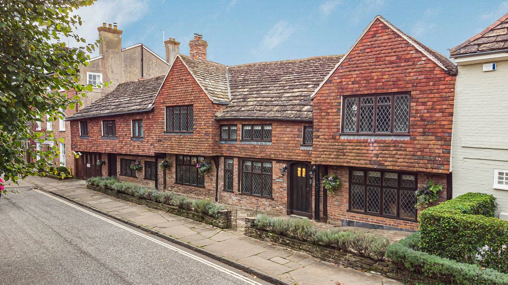 5 bed link detached house for saleCauseway, Horsham, West Sussex. RH12