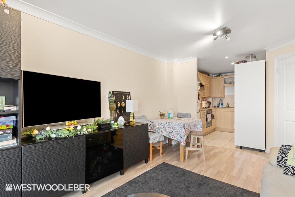 Additional image 4 of 2 bed flat for saleTaverners Way, Hoddesdon EN11