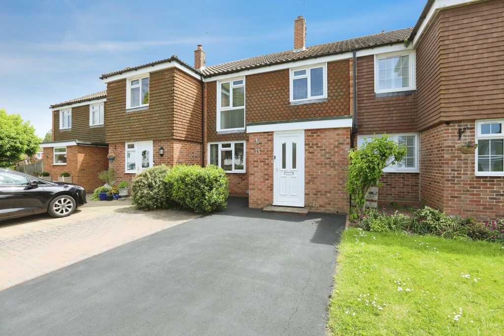 3 bed semi-detached house for saleCorsletts Avenue, Horsham RH12