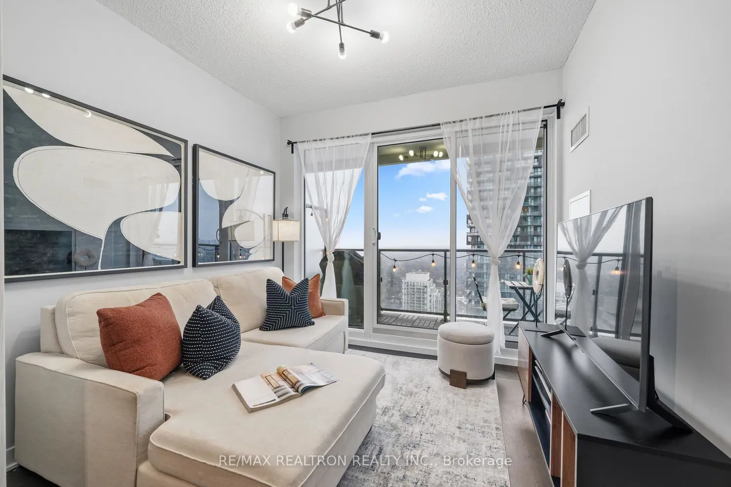 2221 Yonge Street 4710 photo 2