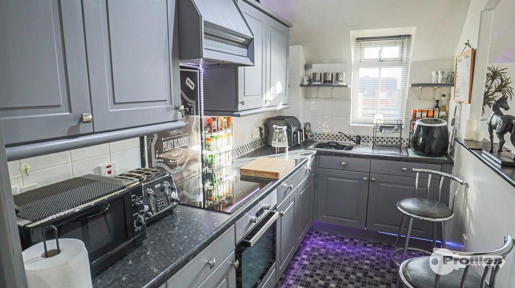 2 bed flat for salePriory Walk, Hinckley LE10 photo 3