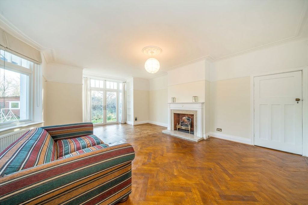 5 bed detached house for saleSt. Stephens Road, Hounslow TW3 photo 3