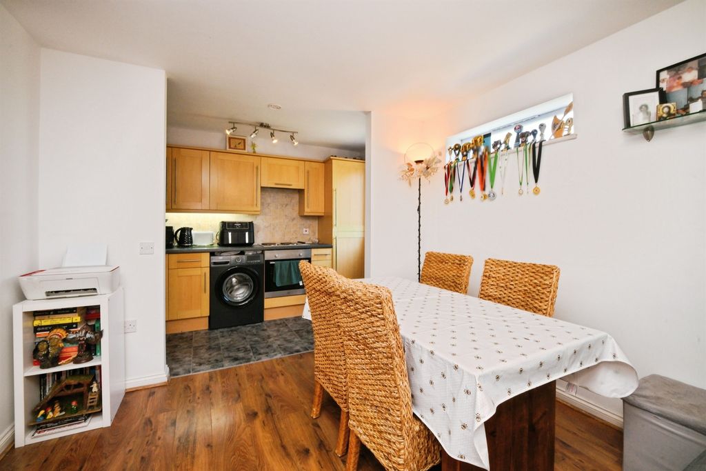 Additional image 7 of 2 bed flat for saleSalisbury Road, Hoddesdon EN11