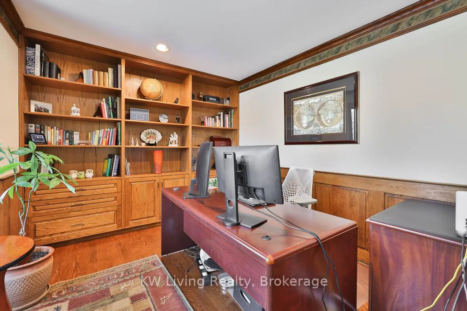 1070 Geran Crescent photo 5