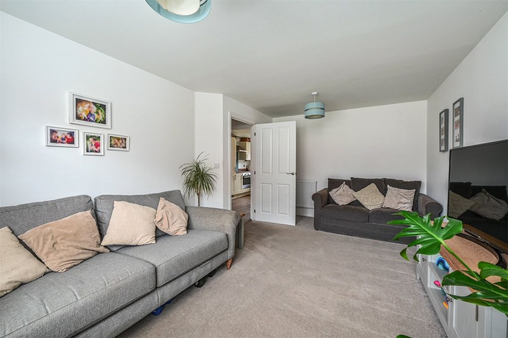Additional image 8 of 4 bed detached house for saleViney Close, Hook, Hampshire RG27