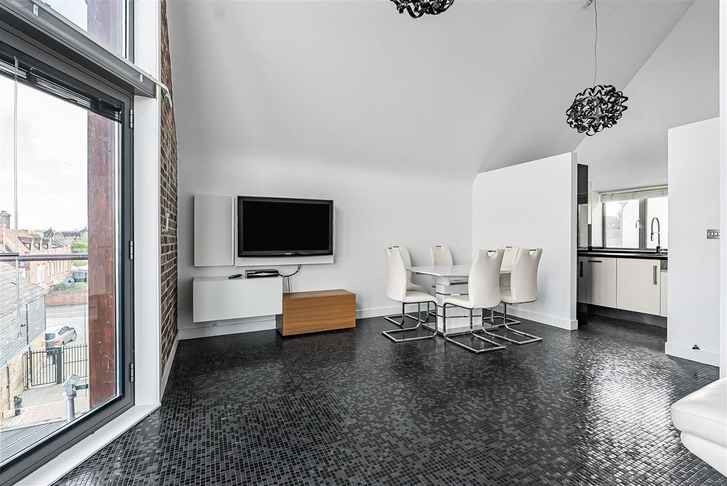 Additional image 10 of 2 bed flat for saleDolphin Yard, Maidenhead Street, Hertford SG14