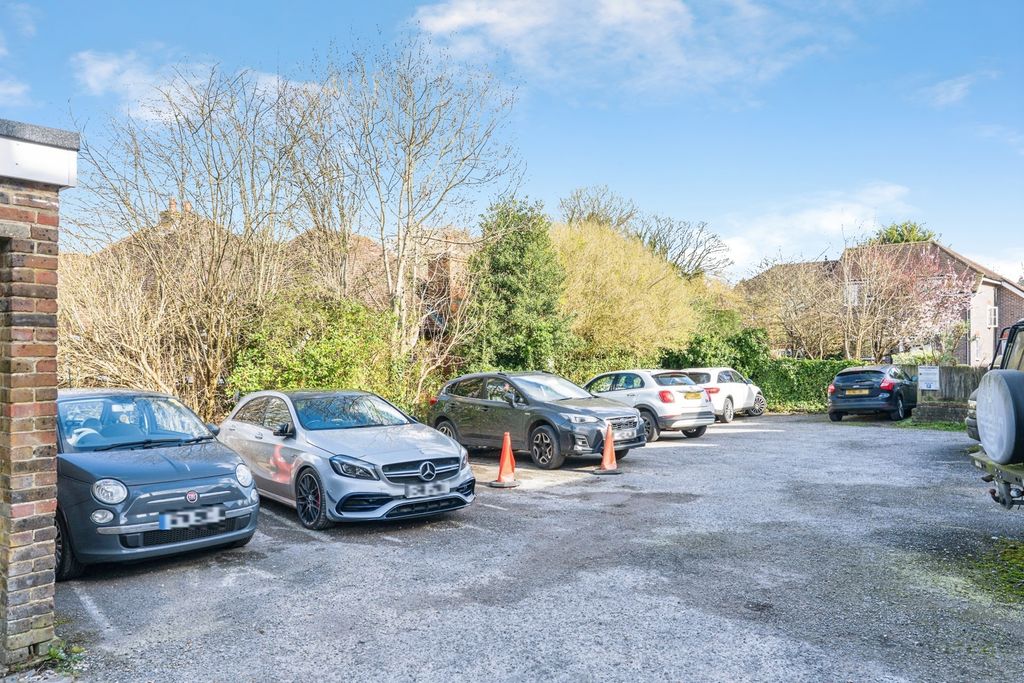Additional image 13 of 2 bed flat for salePetworth Road, Haslemere, Surrey GU27