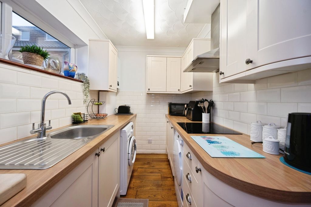 Additional image 8 of 2 bed flat for saleSouthwood Road, Hayling Island, Hampshire PO11