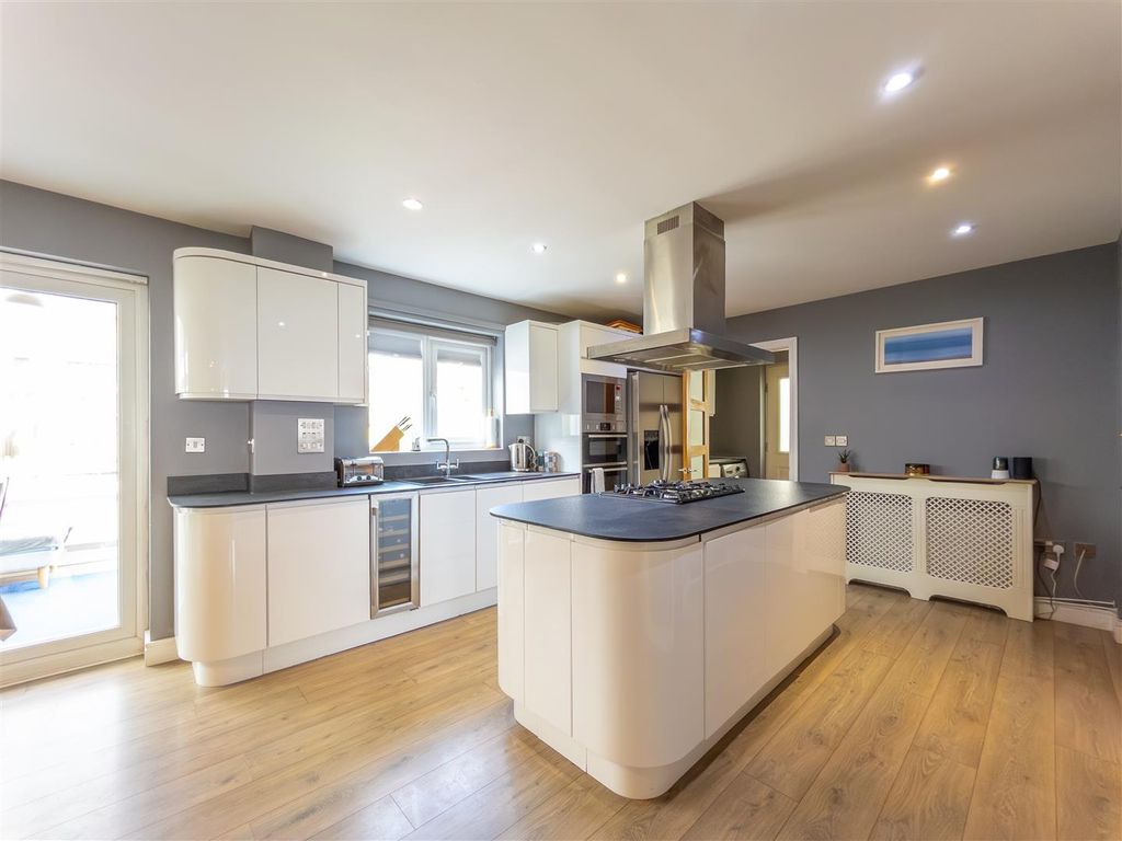 4 bed detached house for saleHellis Wartha, Helston TR13 photo 2
