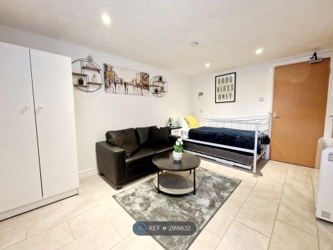 Birch Polygon, Manchester M14, Studio to rent