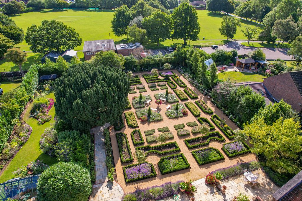 Additional image 37 of 5 bed property for saleOld Bedhampton, Hampshire PO9