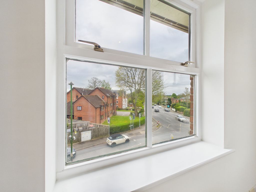 3 bed flat for saleWimblehurst Road, Horsham RH12 photo 4