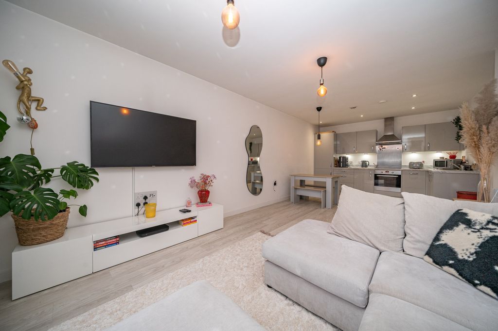 Additional image 2 of 2 bed flat for saleRegents House Frogmore Road, Hemel Hempstead, Hertfordshire HP3