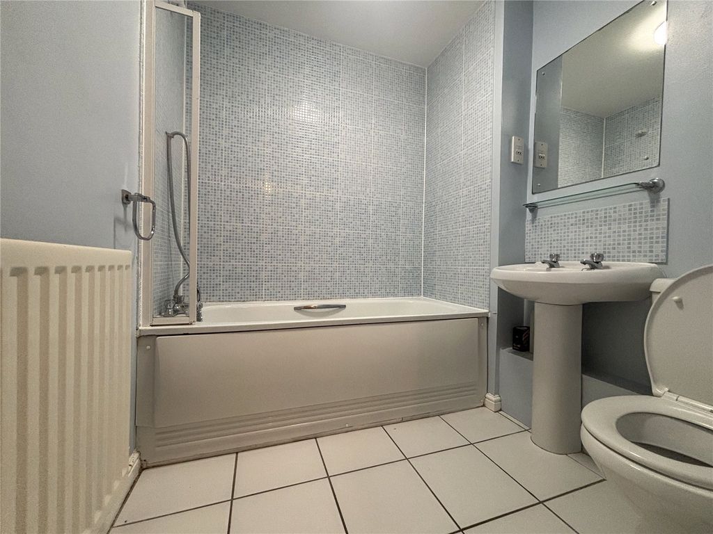 Additional image 6 of 2 bed flat for saleLondon Road, Hook, Hampshire RG27