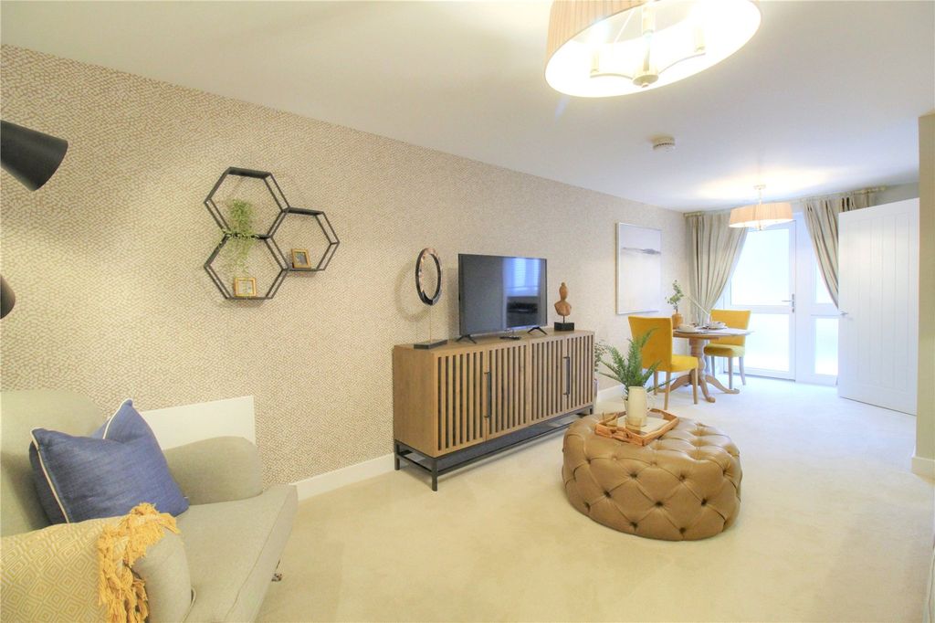 2 bed flat for saleStation Road, Hook, Hamshire RG27 photo 5