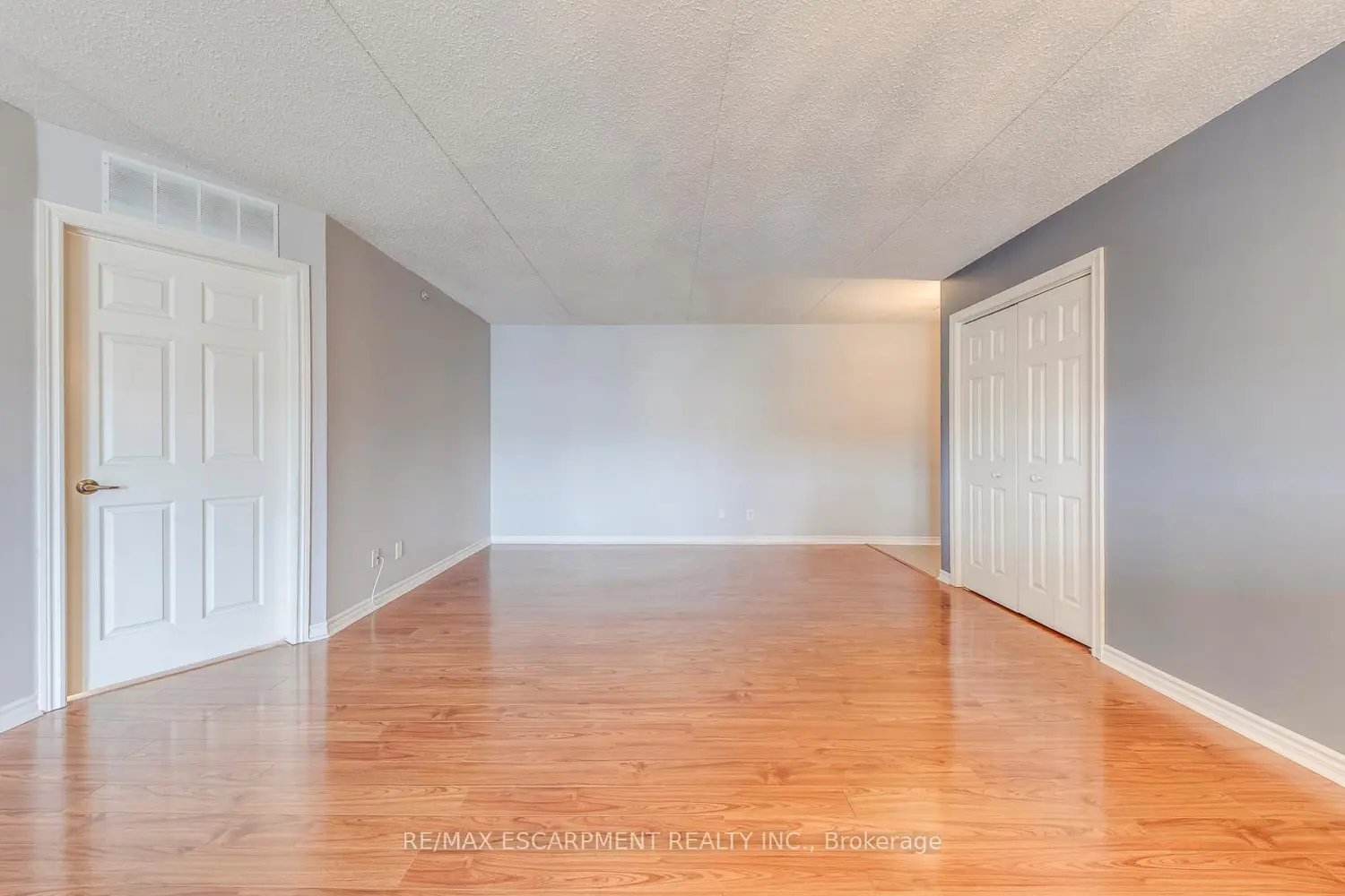 1411 Walkers Line 302 photo 4