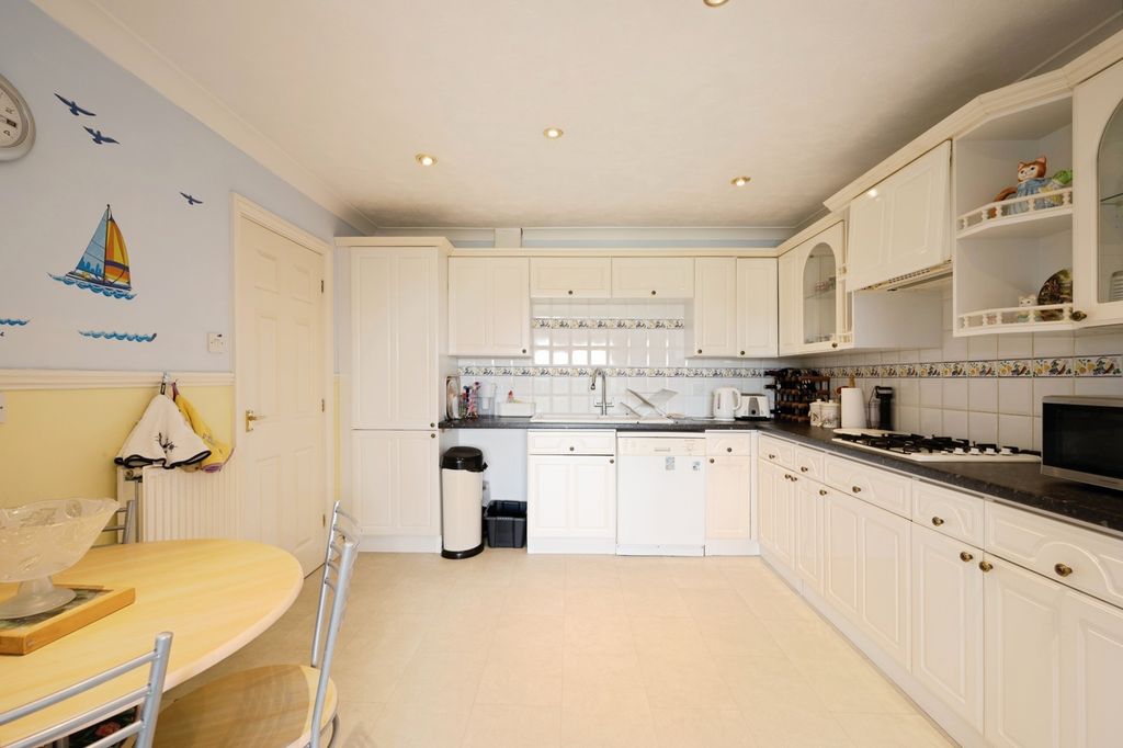 Additional image 3 of 3 bed flat for saleSea Front, Hayling Island, Hampshire PO11