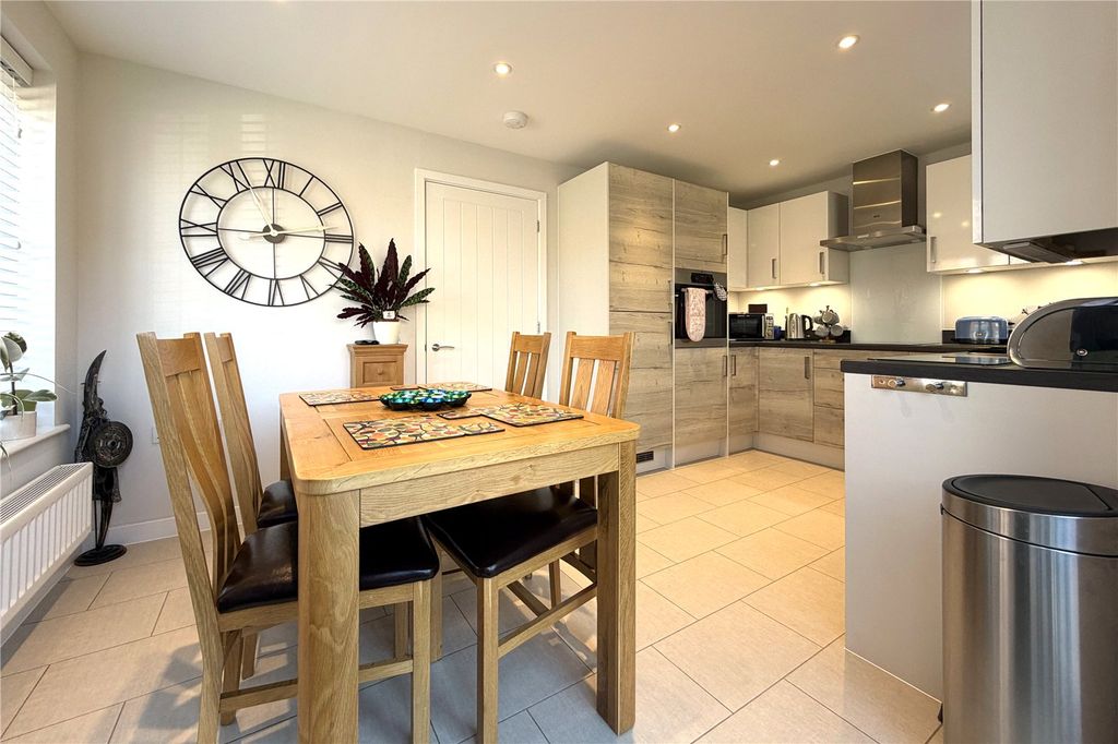 Additional image 6 of 3 bed detached house for saleDeepford Crescent, Hook, Hampshire RG27