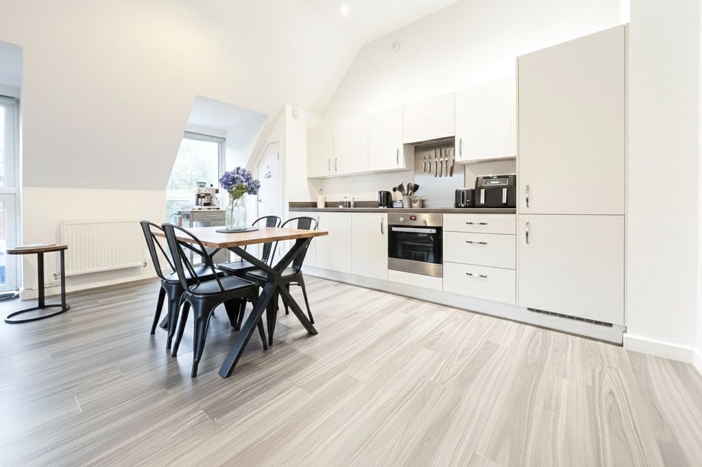 Additional image 5 of 2 bed flat for saleStation Road, Hook, Hampshire RG27