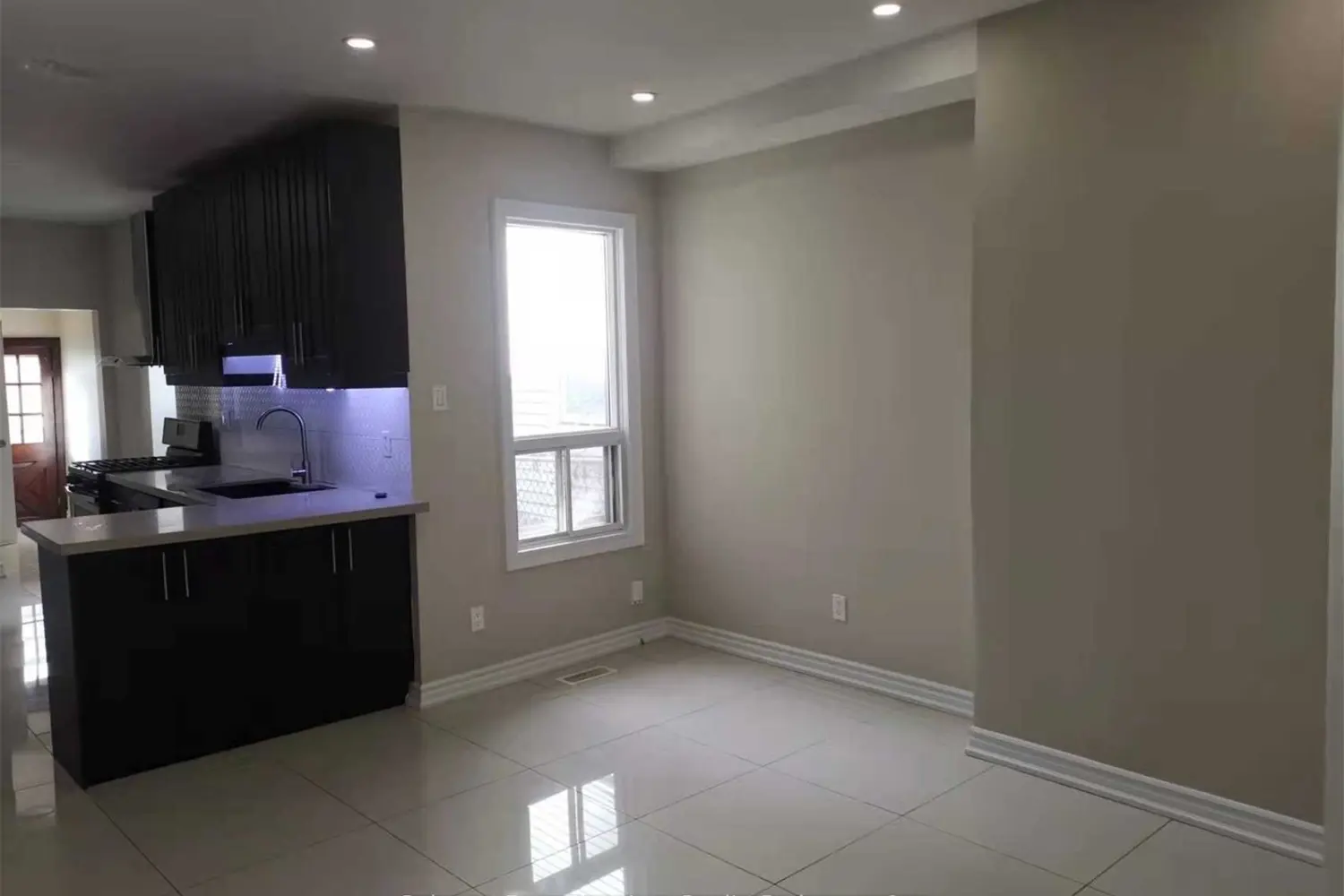 1168 Dufferin Street photo 4