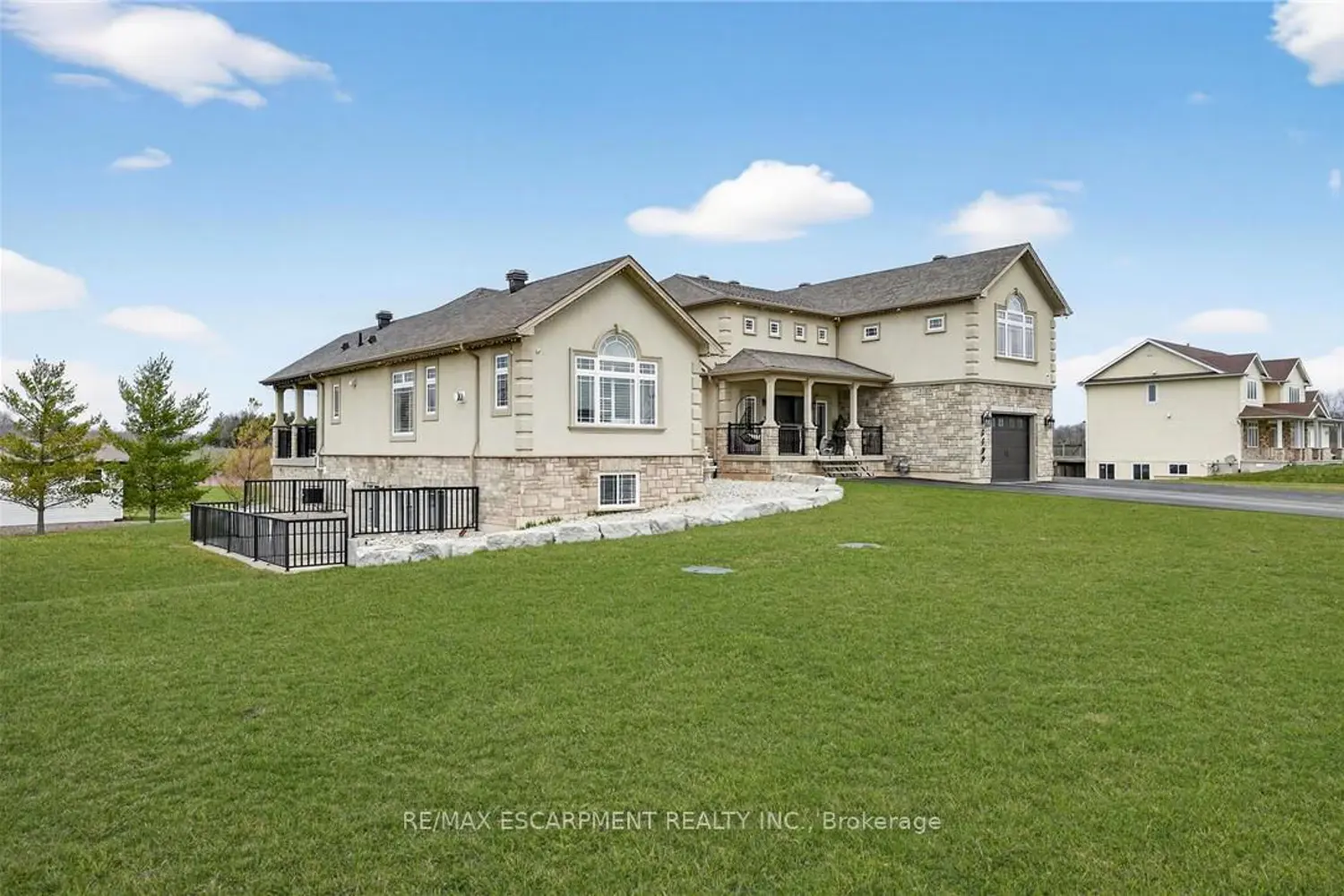 5499 Attema Crescent photo 2