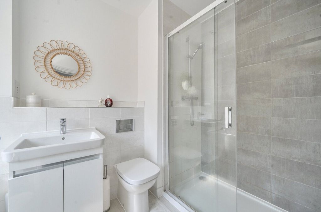 Additional image 10 of 5 bed detached house for saleUnwin Close, Hook, Hampshire RG27