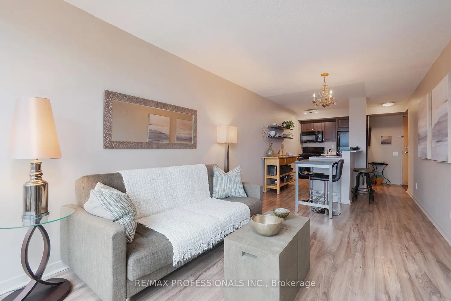 Additional image 4 of 1040 The Queensway 704