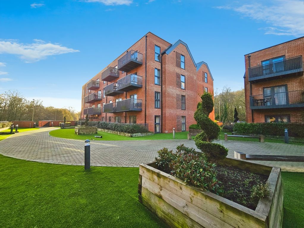 Additional image 19 of 2 bed flat for saleStation Road, Hook, Hampshire RG27