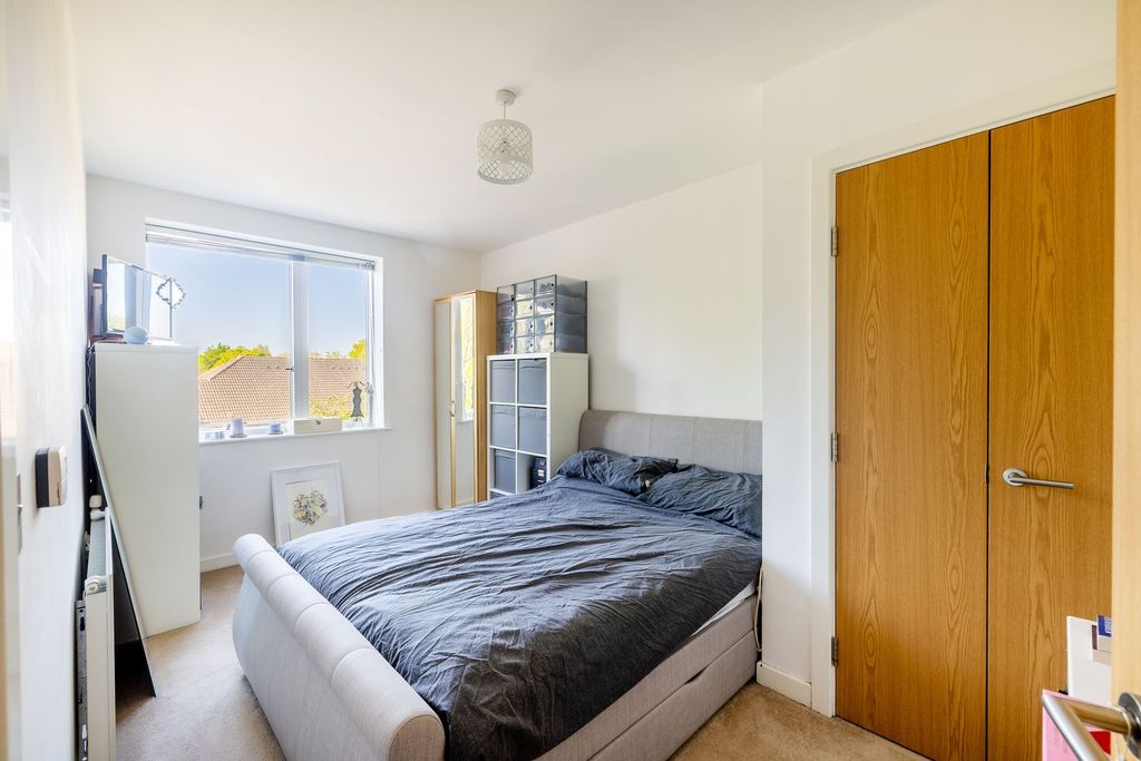 2 bed flat for saleRussells Crescent, Russell Square Russells Crescent RH6 photo 4