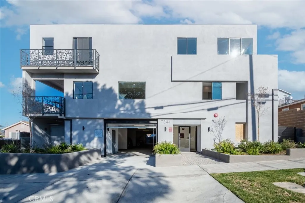 7341 Valmont Street Unit 102, Tujunga, CA 91042