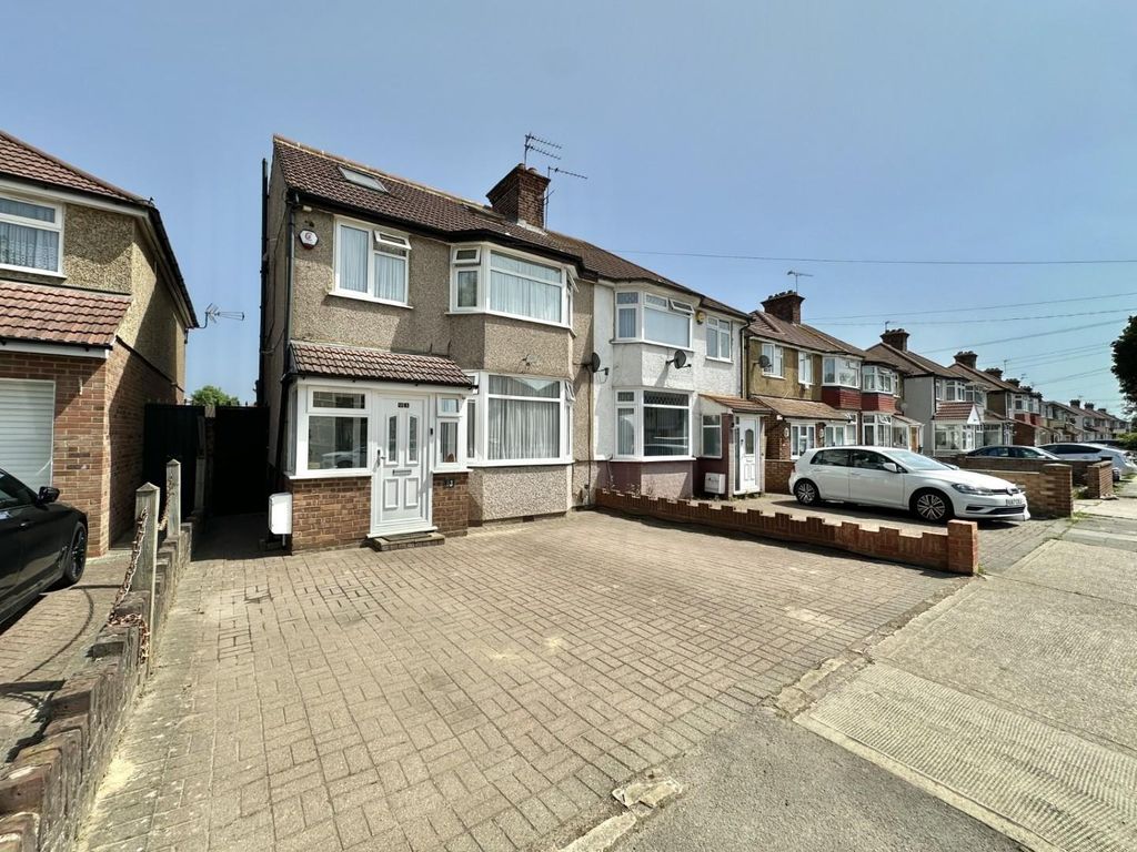 4 bed semi-detached house for saleDorchester Waye, Hayes, Middlesex UB4