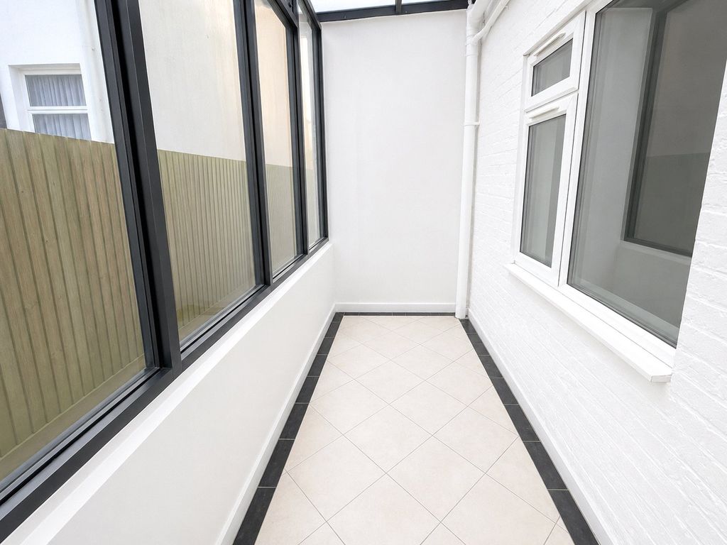 3 bed flat for saleBulstrode Road, Hounslow, Greater London TW3 photo 4