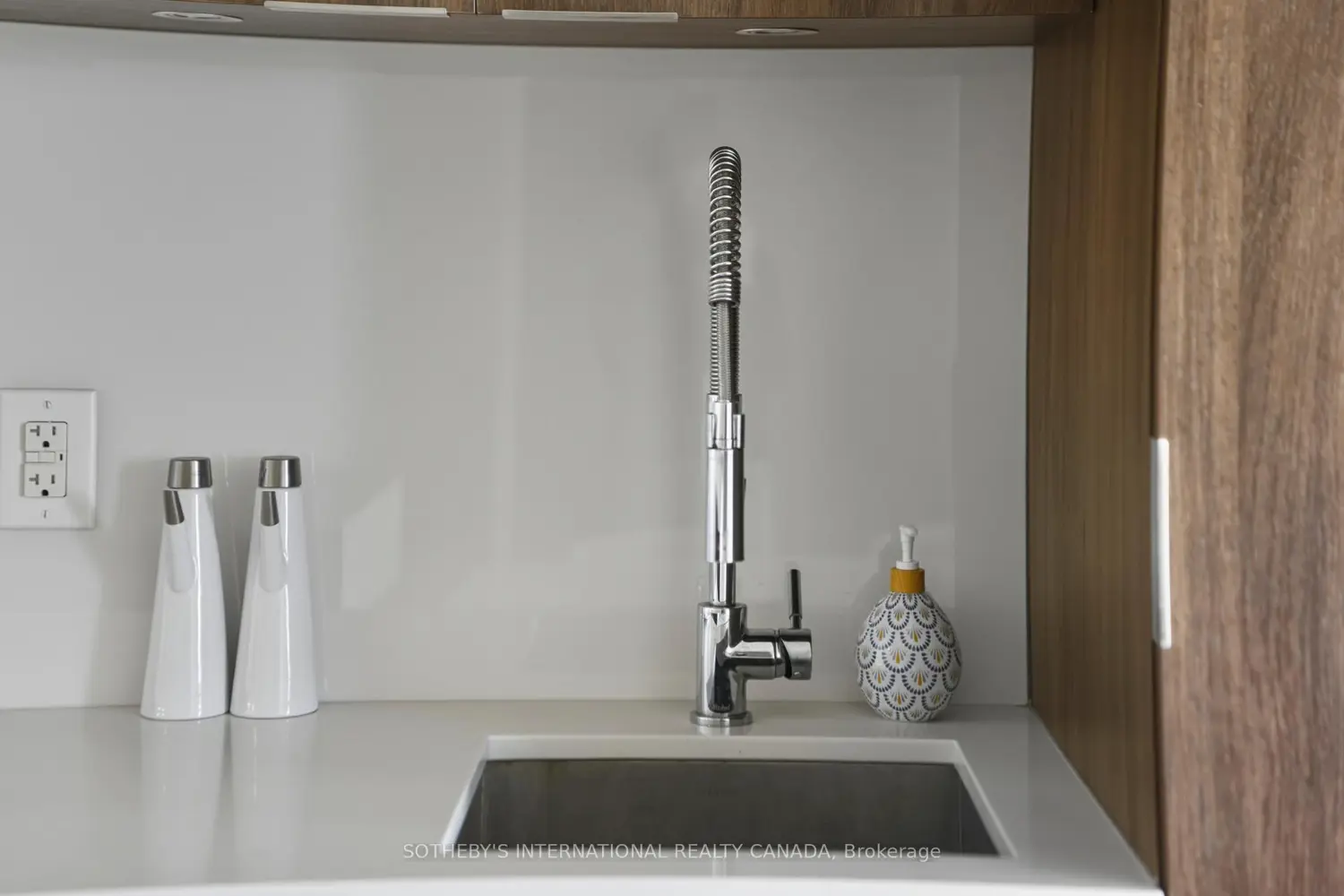 1 Bloor Street 2712 photo 2