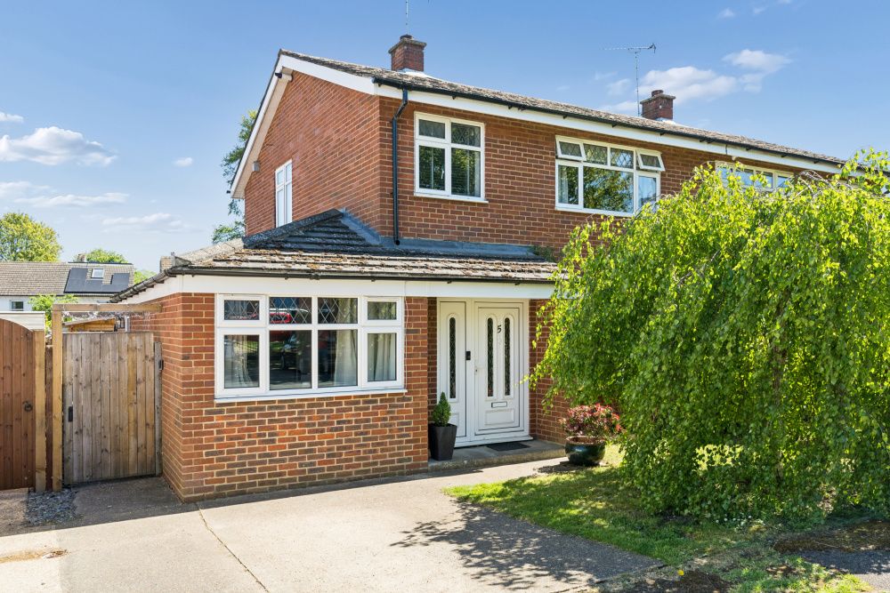 3 bed semi-detached house for saleSt Augustine Close, Hitchin SG5