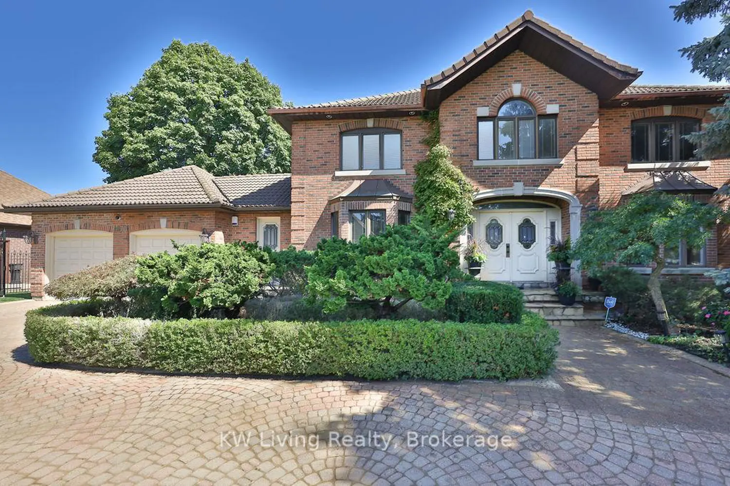 1070 Geran Crescent photo 2